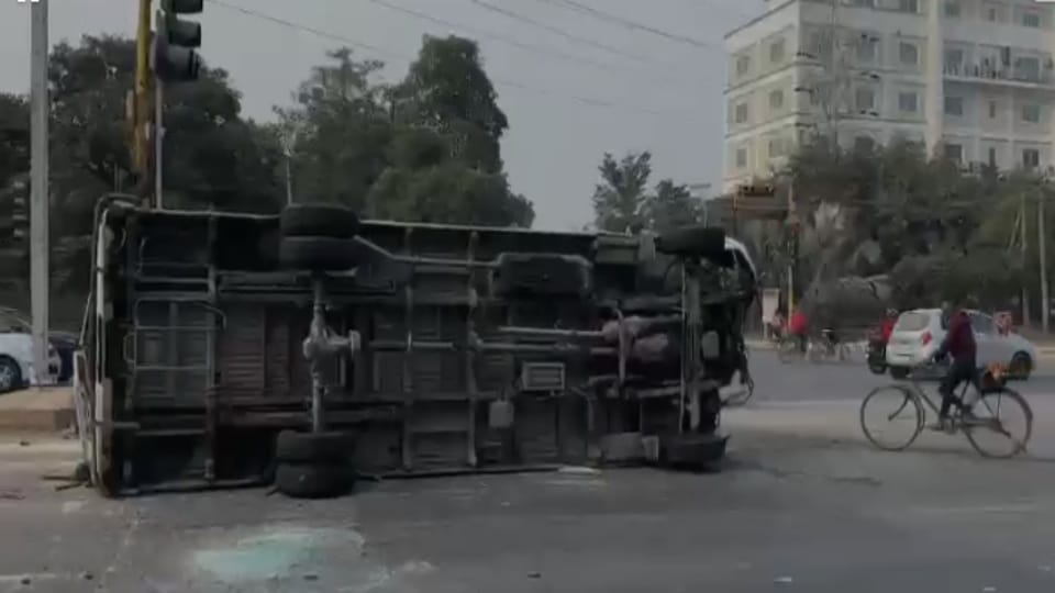 Tempo traveler accident on airport road in Mohali while going to Manali