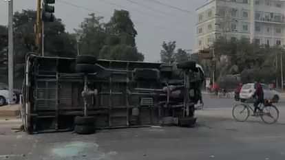सवारियों से भरी टेंपो ट्रैवलर पलटी: मोहाली एयरपोर्ट रोड पर हादसा, मनाली जा रही ट्रैवलर और कार में हुई टक्कर Tempo traveler accident on airport road in Mohali while going to Manali