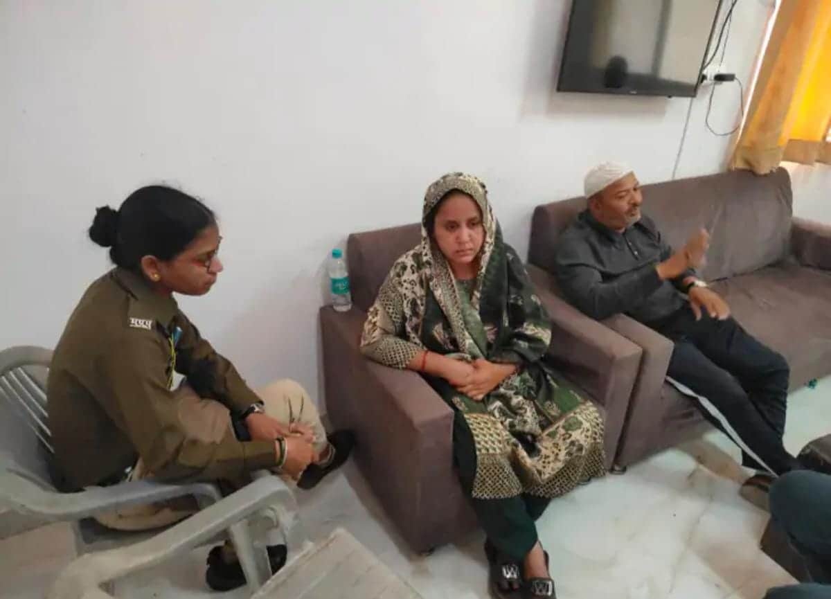 नीमच में पार्षद और पार्षद पति को रिश्वत लेने के मामले में गिऱफ्तार किया है।