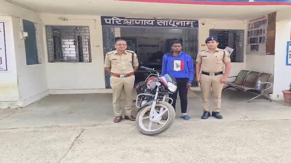 पुलिस की गिरफ्त में आरोपी