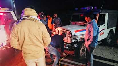 Kekri News: चालक की लापरवाही से कार से टकराई पुलिस जीप, केकड़ी कॉलेज के चार कर्मचारी गंभीर रूप से घायल Kekri News: Police jeep collides with car due to driver's negligence, 4 people seriously injured