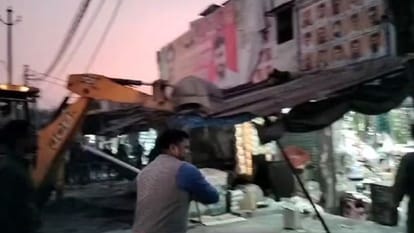 Municipal Corporation and traffic police removed the encroachment in Bareilly