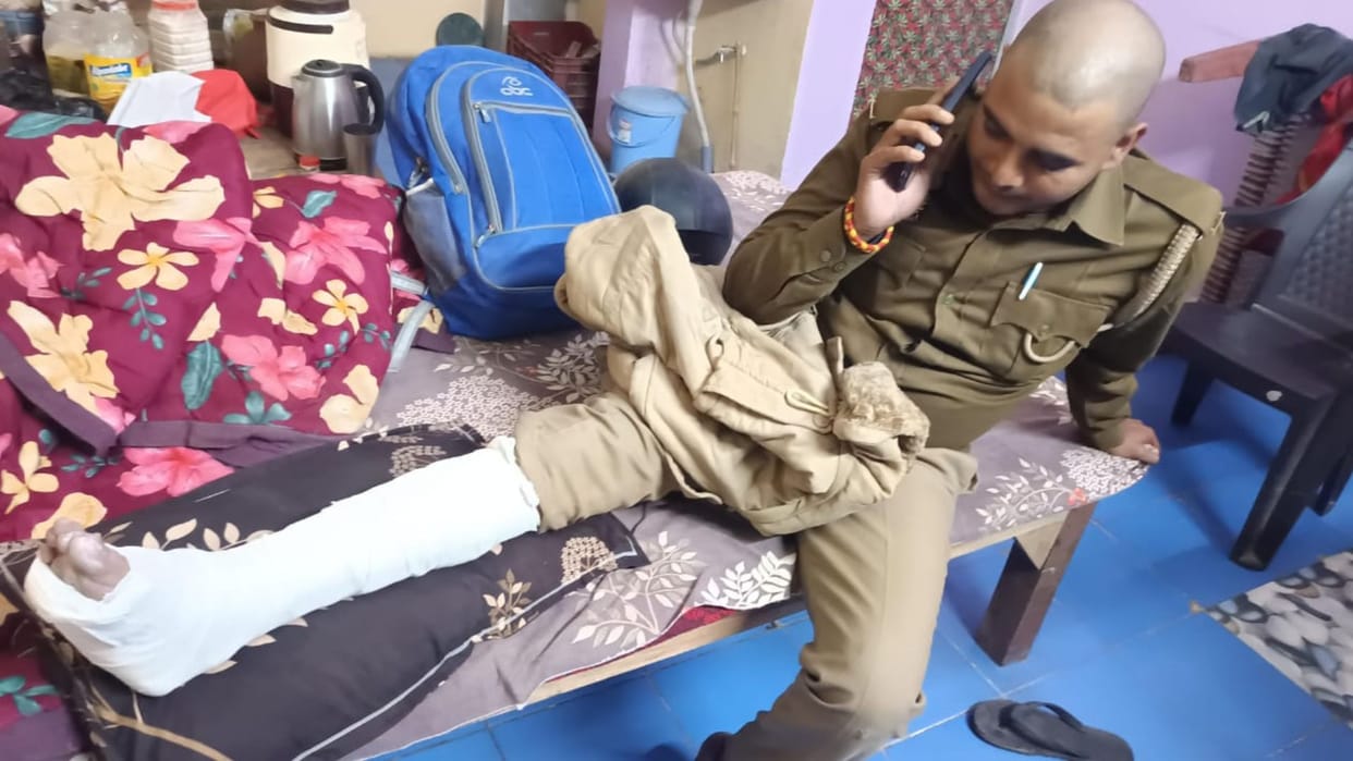 thief pushed policeman in front of bike his leg got broken in varanasi