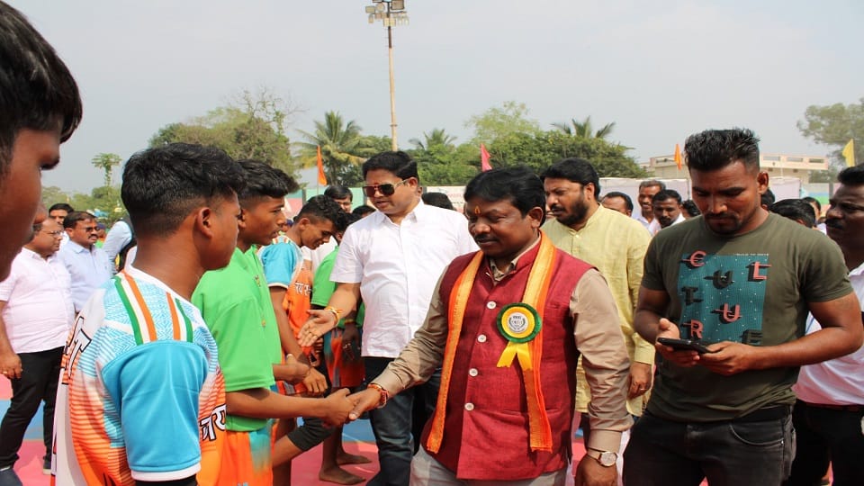 सांसद महेश कश्यप