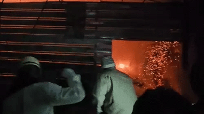 Indore News: कूलर गोदाम में भीषण आग, कर्मचारी जिंदा जला indore news fire aag accident godam