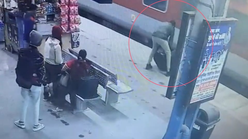 Rudrapur News Passenger foot stuck between platform and train RPF Personnel saved his life