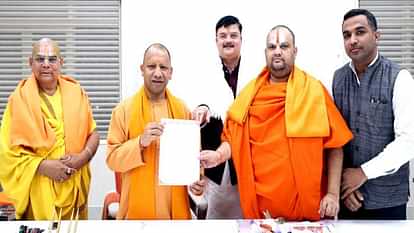 Ramayan Mela Committee members meet Chief Minister Yogi Adityanath and invited him for inaugural session