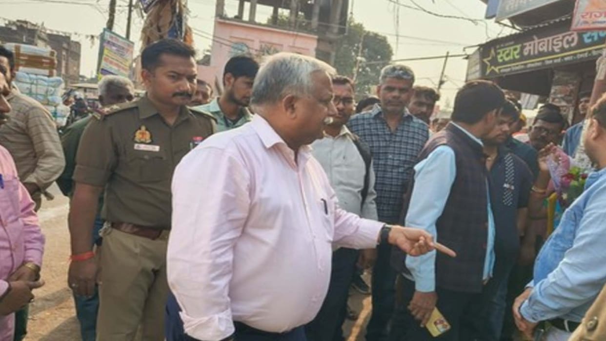 CM's advisor got angry after seeing the dirt, called the EO at the intersection and reprimanded him