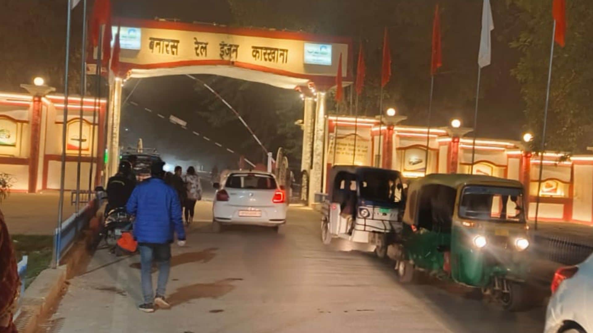 बनारस रेल इंजन कारखाना का मुख्य द्वार।