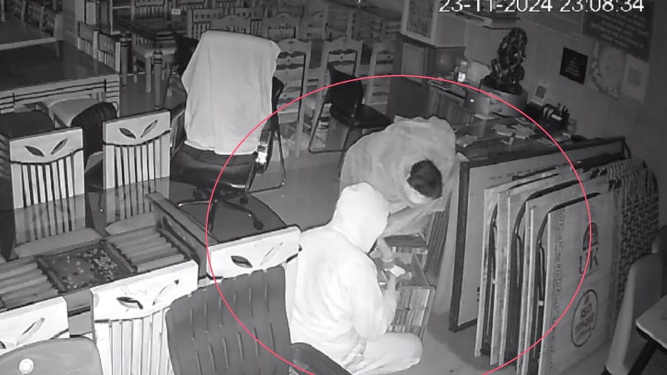 Roorkee Crime Criminals broke furniture showroom gate theft Money and Abscond