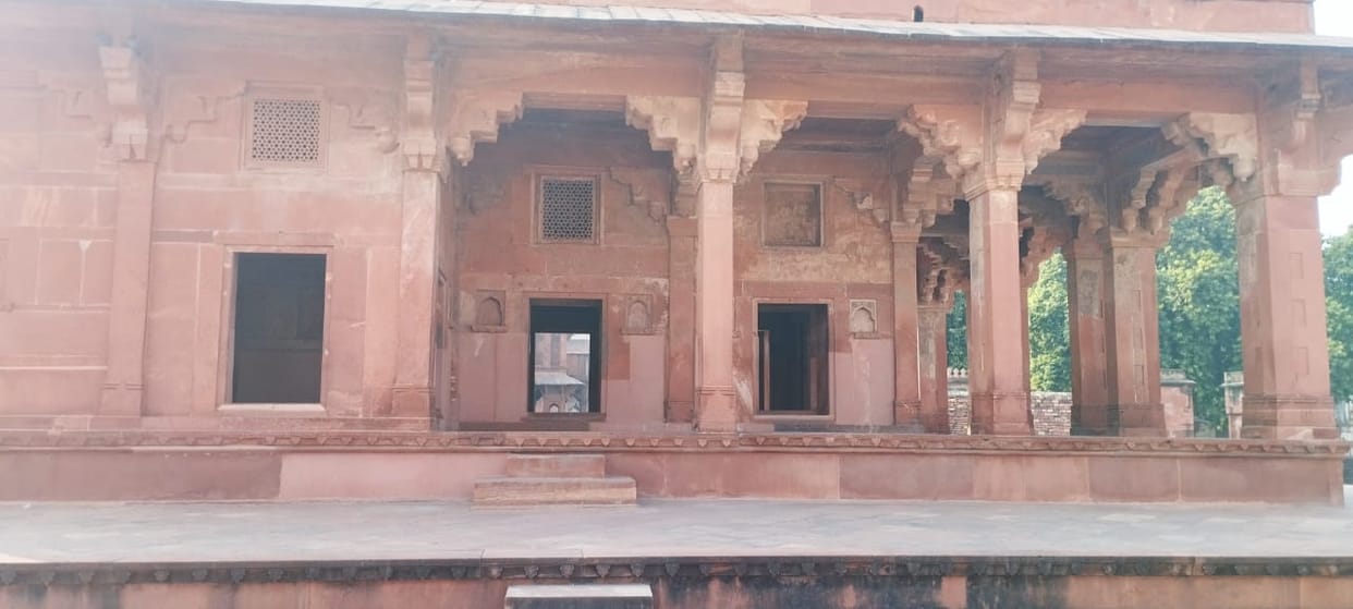 Accident in Fatehpur Sikri: Tourist fell while climbing the stairs of Maryam Palace broke hip bone