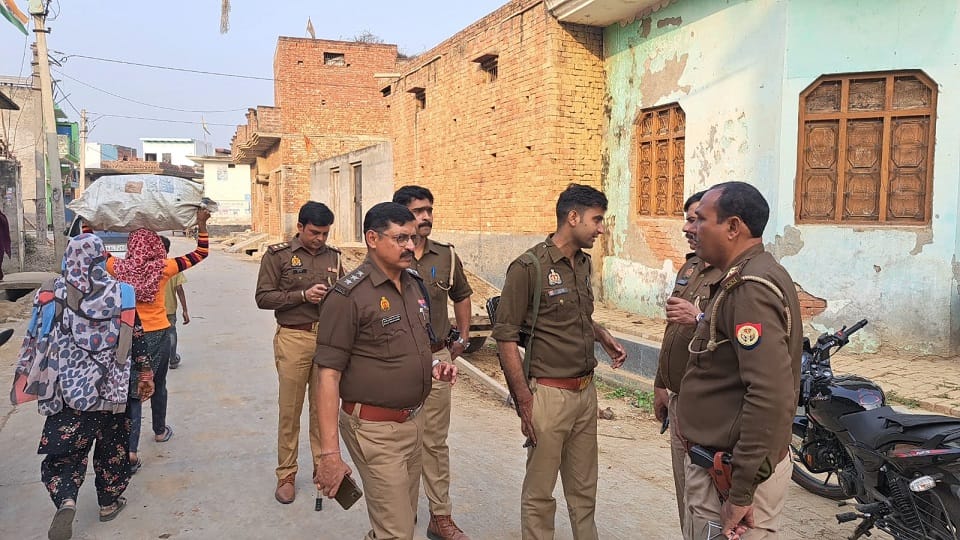 UP News: Stone pelting on molestation of girl in Meerut... Many people injured due to bullets, tense situation