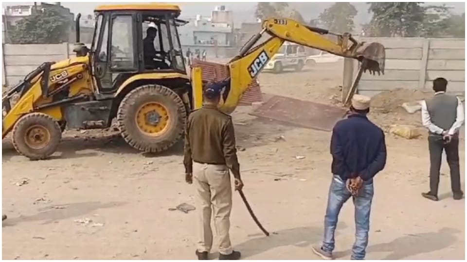 Gwalior News: Government land worth 100 crores rupees of the temple freed land mafia doing plotting