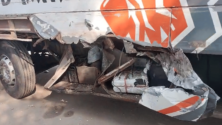 यूपी – Aligarh: यमुना एक्सप्रेसवे पर डबल स्लीपर बस ट्रक से टकराई, एक यात्री गंभीर घायल, चालक ट्रक लेकर फरार – INA