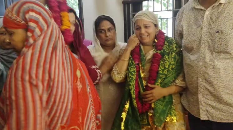 BJP leader threatened Naseem Solanki said get the temple washed or else I will file 200 cases
