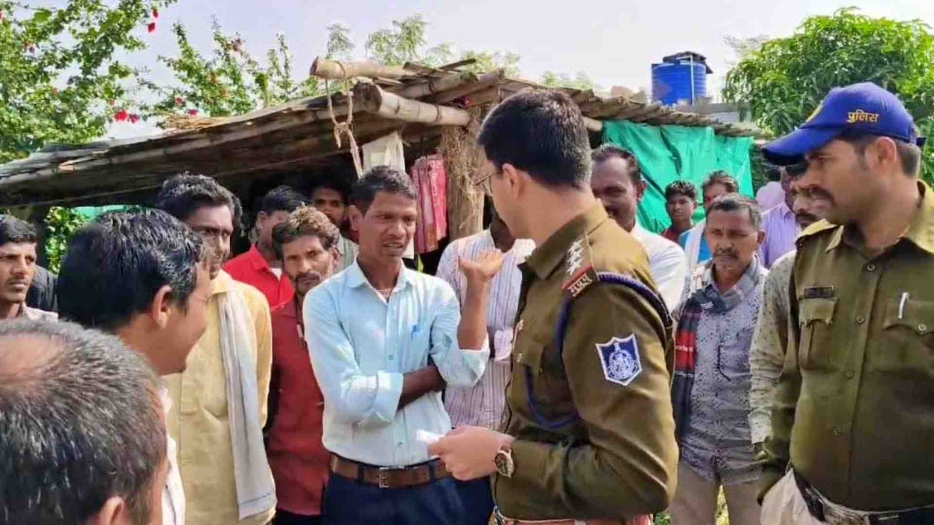 मामले की जांच के लिए मौक पर पहुंची पुलिस।