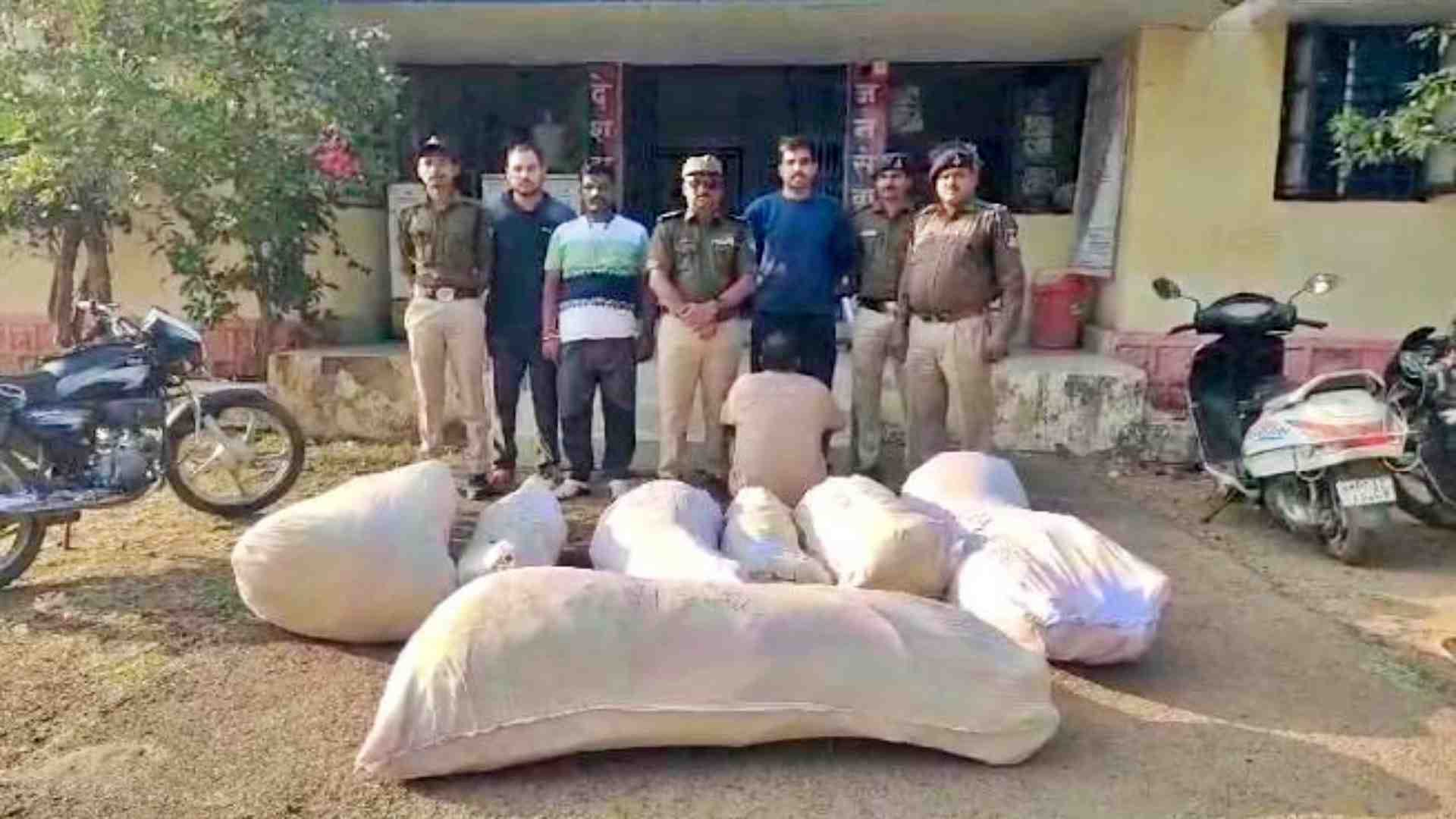 पुलिस की गिरफ्त में आरोपी।