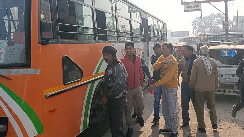 Driver and conductor of roadways buses clashed on the road