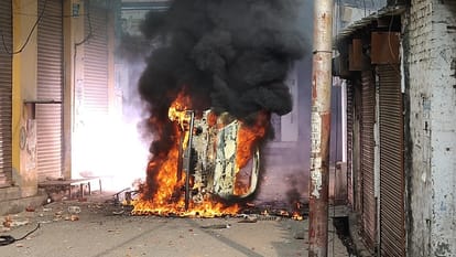 Sambhal Jama Masjid Survey Dispute local crowd stone pelting police fired tear gas shells UP News in Hindi