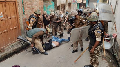 Sambhal Jama Masjid Survey Dispute local crowd stone pelting police fired tear gas shells UP News in Hindi