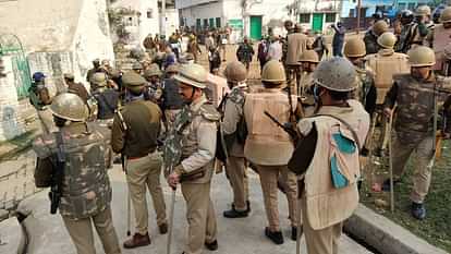 Tension over survey of Jama Masjid in Sambhal, lathicharge after stone pelting... officers vehicles burnt