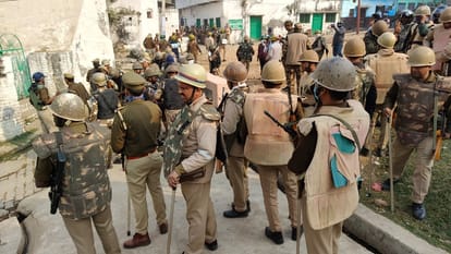 Sambhal Jama Masjid Survey Dispute local crowd stone pelting police fired tear gas shells UP News in Hindi