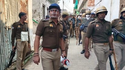 Sambhal Jama Masjid Survey Dispute local crowd stone pelting police fired tear gas shells UP News in Hindi