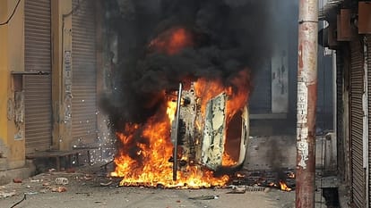 Sambhal Jama Masjid Survey Dispute local crowd stone pelting police fired tear gas shells UP News in Hindi