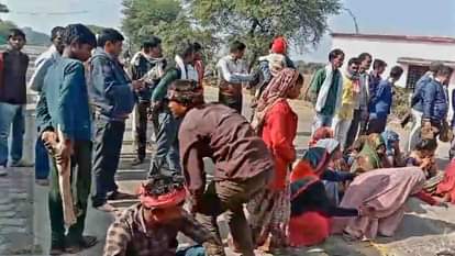 सड़क पर जाम लगाकर बैठे ग्रामीण।