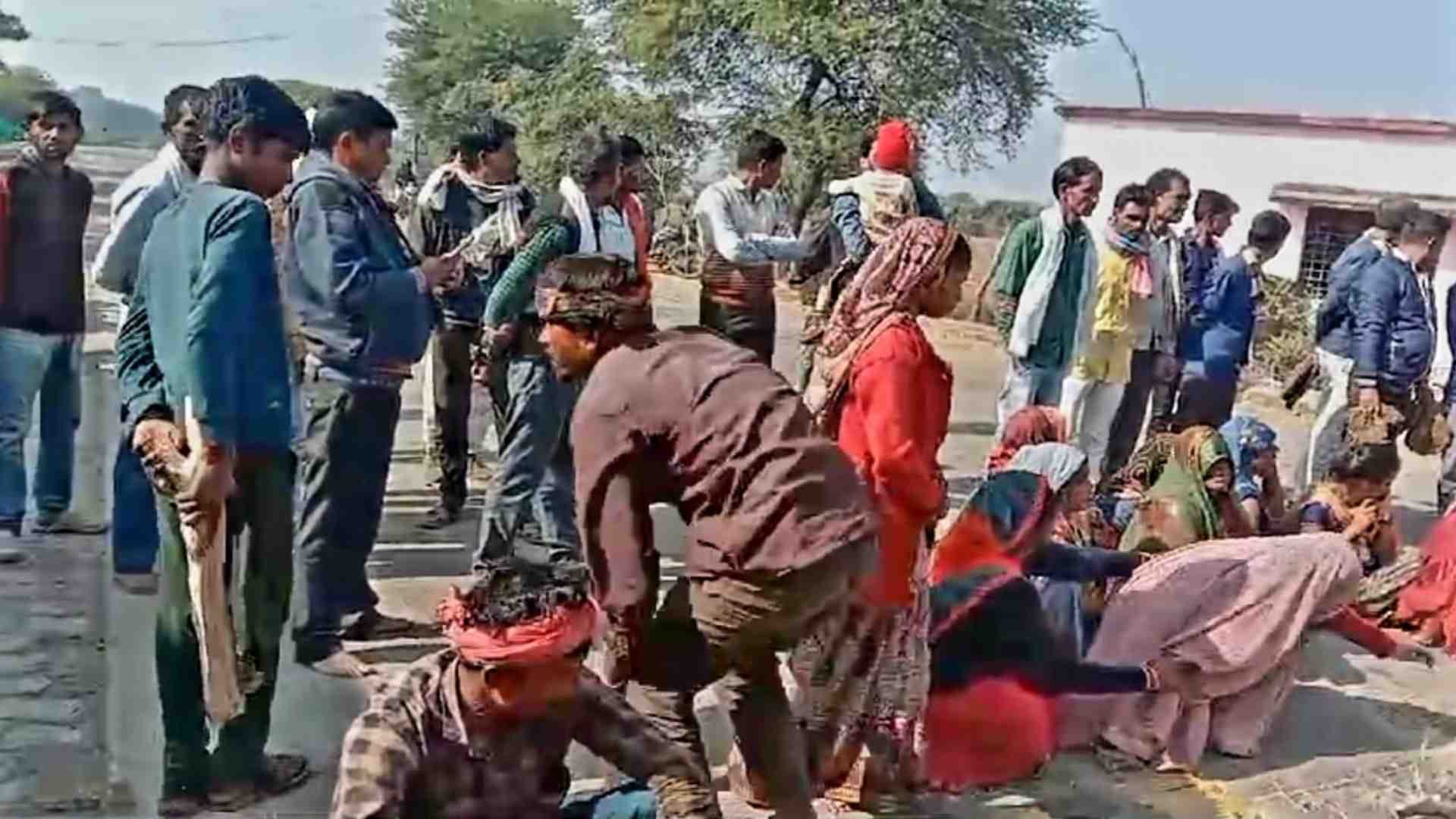 सड़क पर जाम लगाकर बैठे ग्रामीण।