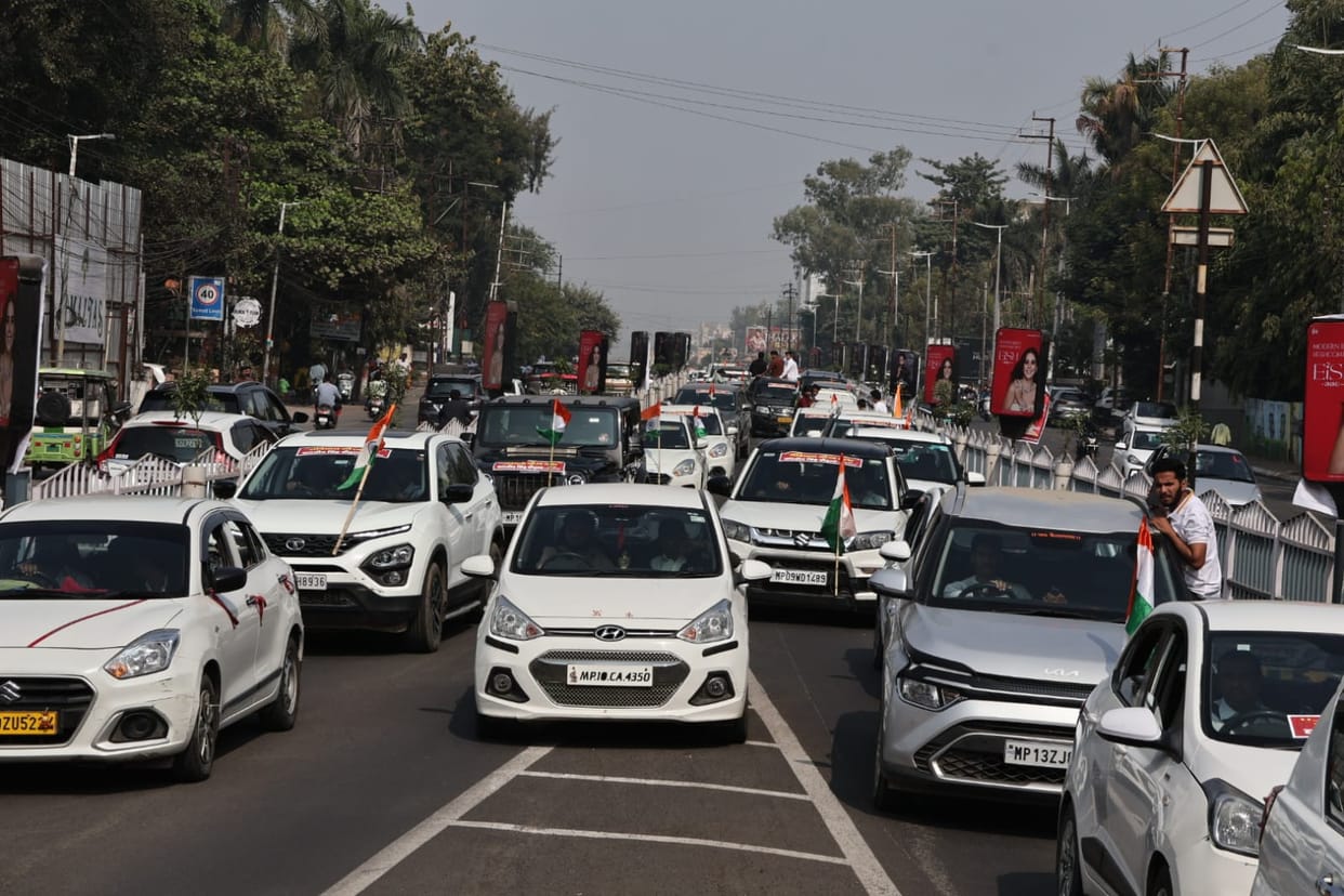 Indore: BJP's yatra took out in BRTS bus lane in Indore, buses moved outside