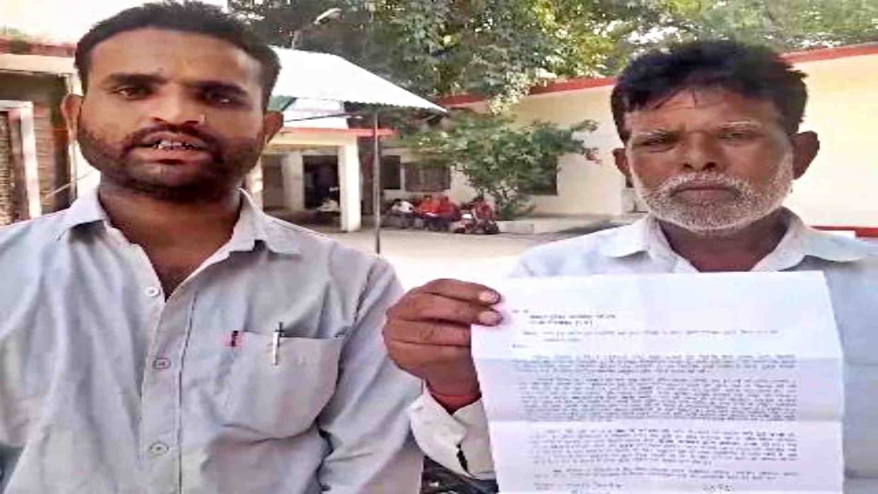Tikamgarh News: Brother and father are running around police officers to get justice for their daughter