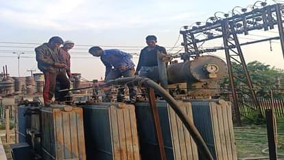 ट्रांसफाॅर्मर पर कार्य करती बिजली महकमे की टीम