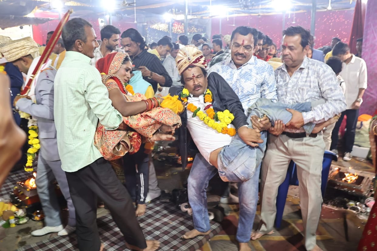 Indore News: Marriage of disabled couples in Indore, family members took the bride and groom in their arms and