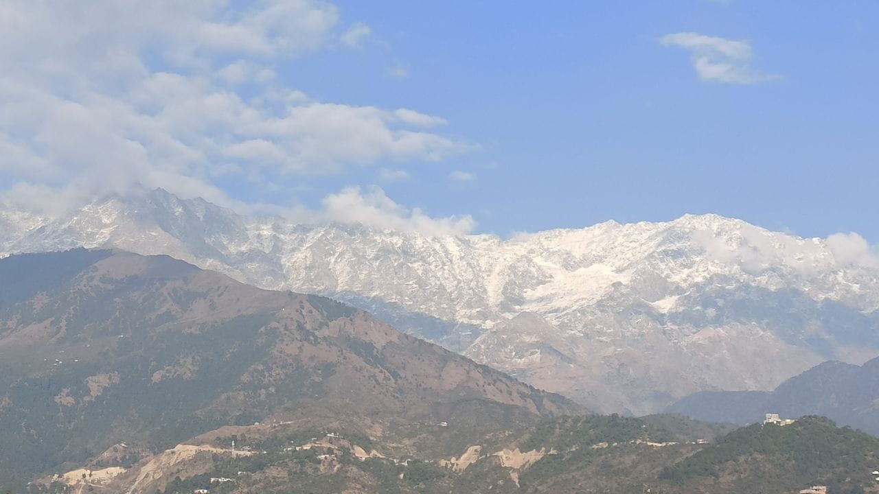 धर्मशाला की धौलाधार पहाड़ियां...