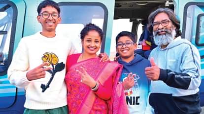 विजयी चमक...जीत के बाद बच्चों के साथ खुशी जताते सीएम हेमंत और कल्पना।