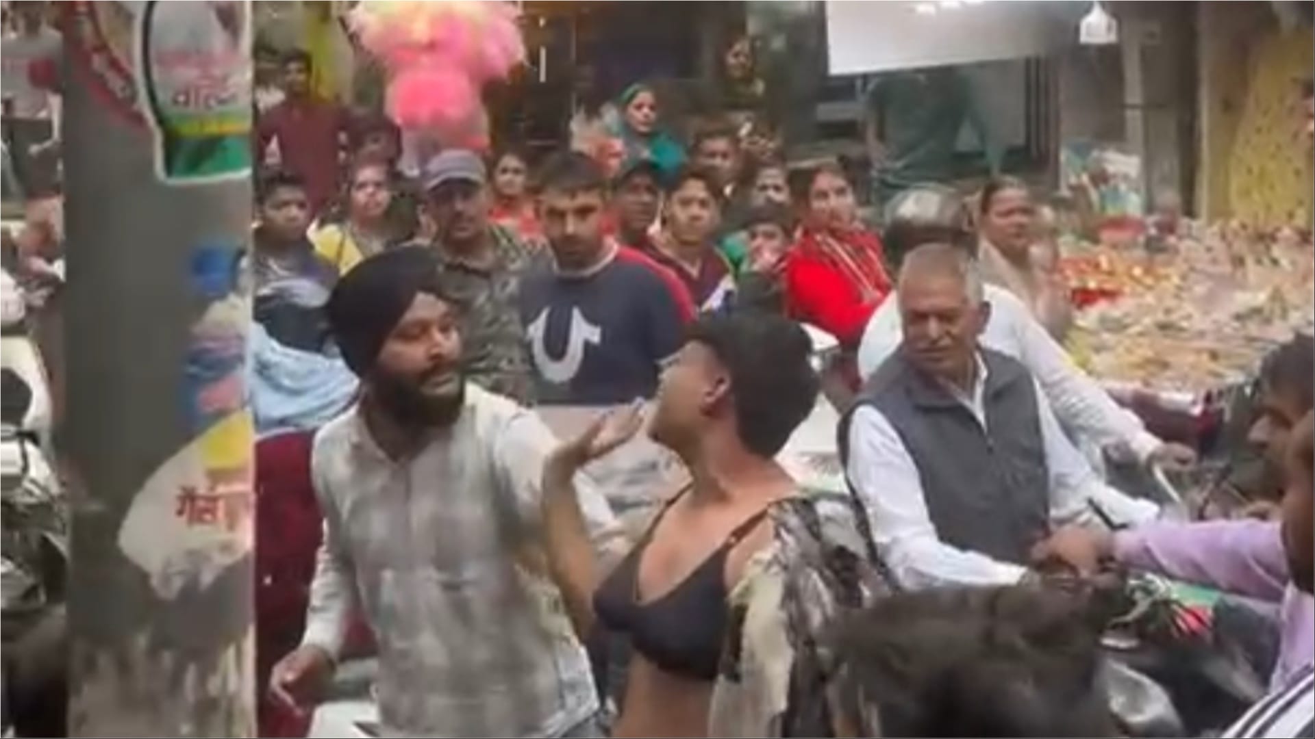 Haryana:  young man was making reels in market wearing women's clothes, shopkeepers caught him and thrashed