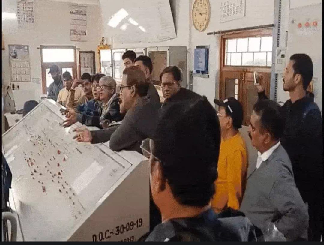 Bhopal: Spring of Vande Bharat Express train broke, maintenance took 17 hours, passengers created ruckus