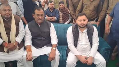 पूर्व विधायक दिवंगत मुसाफिर पासवान के पुण्यतिथि कार्यक्रम में पहुंचे नेता प्रतिपक्ष तेजस्वी यादव