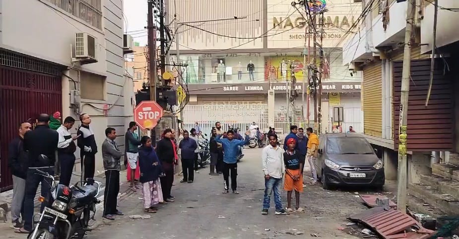 मॉल के सामने रेस्टोरेंट में लगी आग।