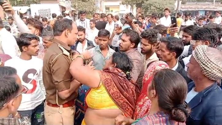 Burnt woman dies in Sonbhadra villagers block Shaktinagar highway say in-laws took her life