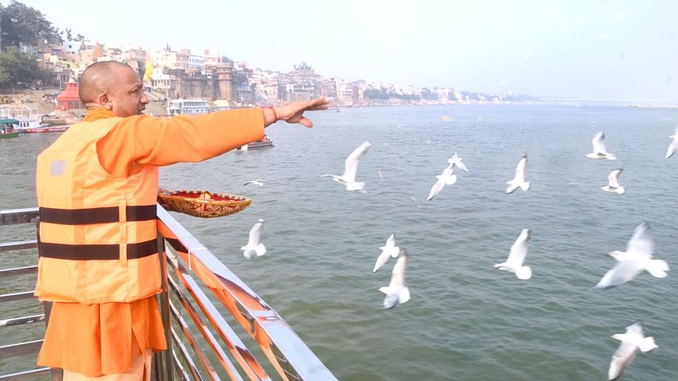 CM who was on a Varanasi tour was touched by the attraction of Siberian birds: fed them grains