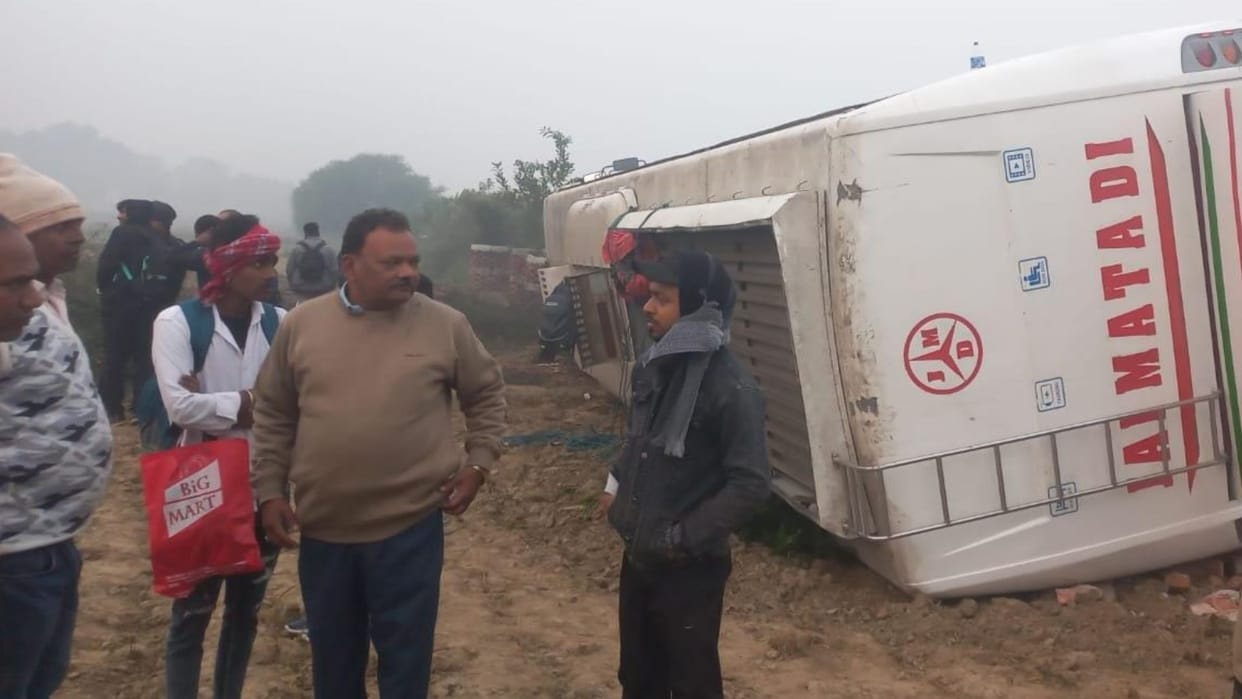 Major accident in Ghazipur bus full of baraatis overturned highway five people injured crying spot