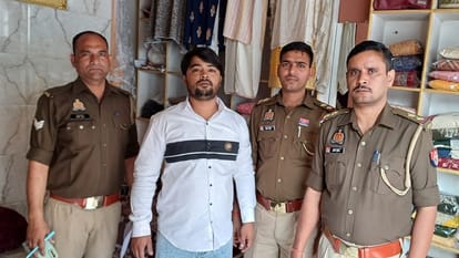 Meerut: Raid the hideout of 100 scrap dealers including Haji Galla in Sotiganj, police took selfie