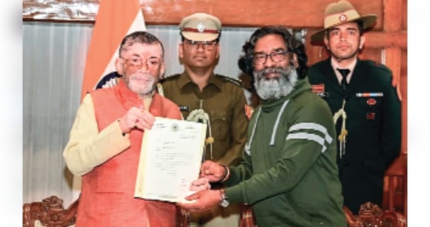 CM Hemant Soren arrives to meet Governor Santosh Gangwar, will stake claim to form government