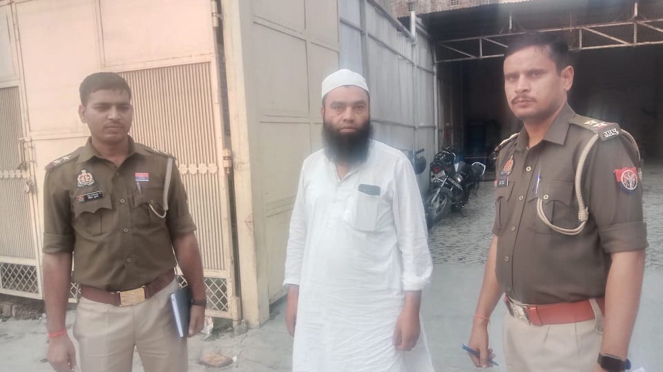 Meerut: Raid the hideout of 100 scrap dealers including Haji Galla in Sotiganj, police took selfie