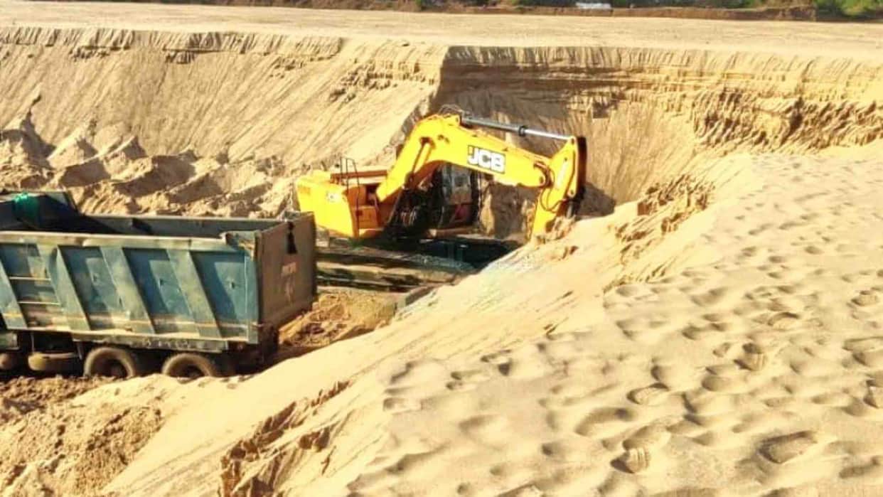 Rajasthan Police raided the illegal gravel mining area and seized 110 tonnes of gravel from spot Nagaur News