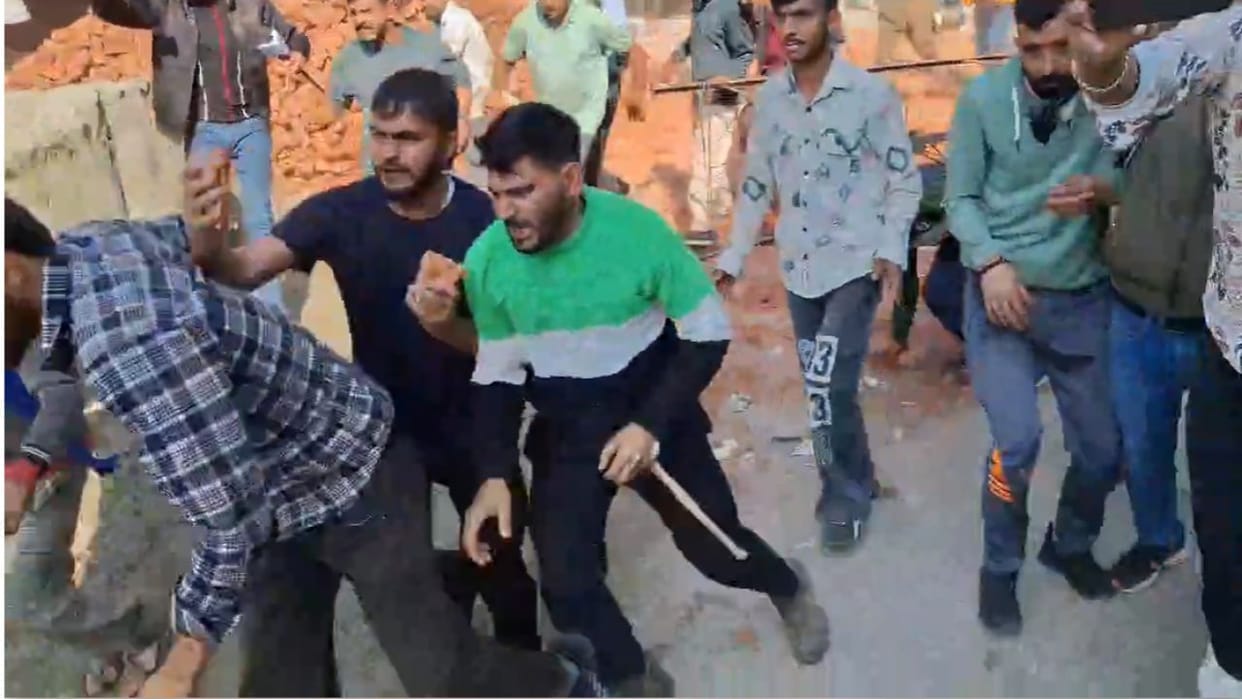J&K: Protest against ropeway between Katra and Vaishno Devi, glass of CRPF vehicle broken, SHO injured in ston