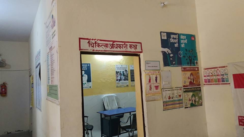 Doctors and pharmacists were missing in Jan Arogya Mela in Gonda security guards distributed medicines