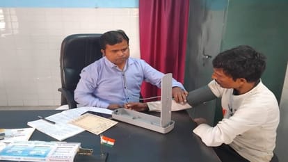Doctors and pharmacists were missing in Jan Arogya Mela in Gonda security guards distributed medicines